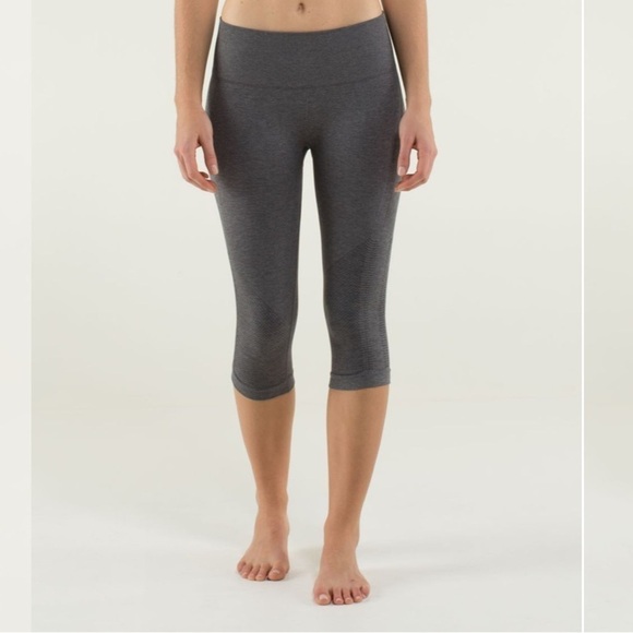 Lululemon In The Flow Crop II Leggings Woven Scrunch Capri
In Gray size 8 - Picture 1 of 15